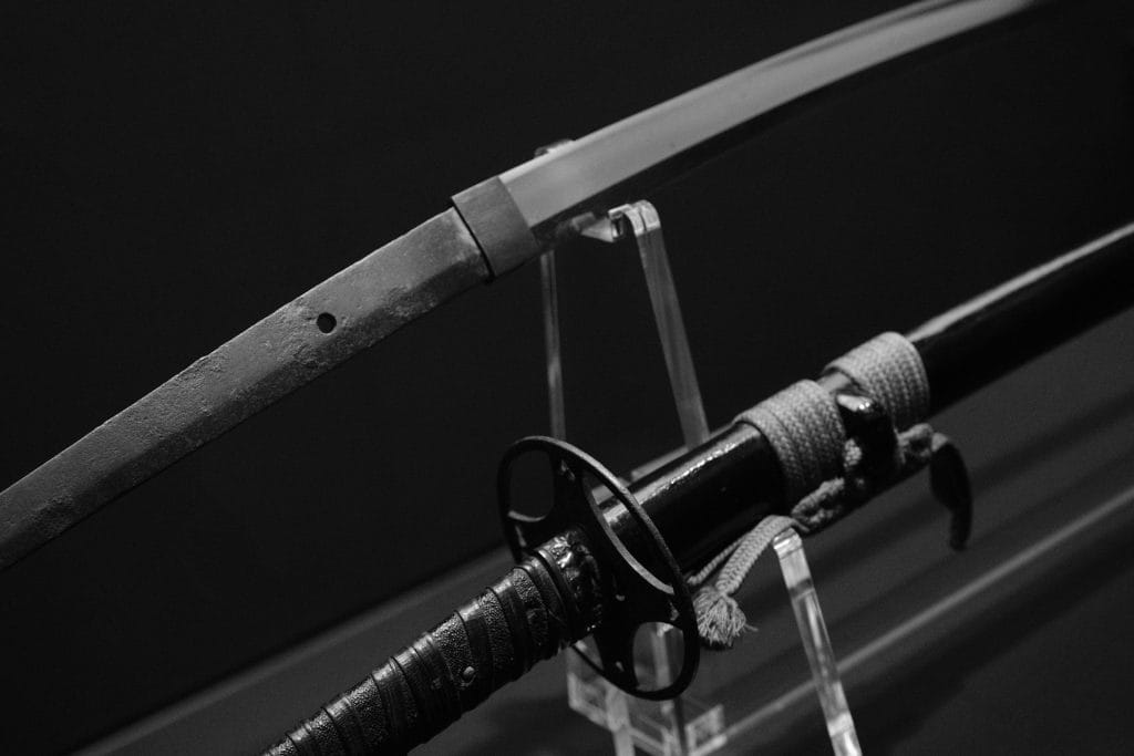 Fekete-fehér katana szamurájkard állványon, a Jang Fém harcos archetípus jelképe