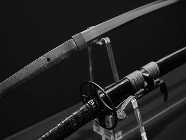 Fekete-fehér katana szamurájkard állványon, a Jang Fém harcos archetípus jelképe
